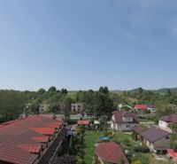 Blick auf die Häuser und das Grün in der Rajecká-Straße Mudrochova.