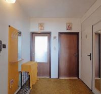 Eingangsbereich in einer 2-Zimmer-Wohnung mit Holztüren und einem Spiegel an der Wand.