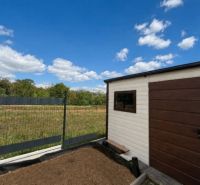 Der Garten des Einfamilienhauses in Kendice mit Blick auf die umliegende Natur und den wolkenlosen Himmel.