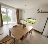 Essbereich in einem Einfamilienhaus mit großem Fenster und Aquarium.