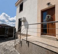 Ein Einfamilienhaus in Kendice mit einer Luftwaschanlage und einer Terrasse mit Steinfliesen.