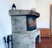 Ein Kamin in einem Einfamilienhaus mit einem Ziegelboden und Dekorationen.