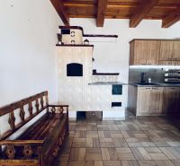 Traditionelles Interieur in einem Einfamilienhaus mit Kachelherd und Holzdekor.