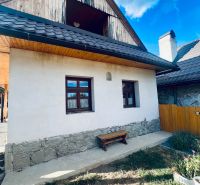 Ein Einfamilienhaus in Hronská Dúbrava mit einem Satteldach und einem hölzernen Dachboden.