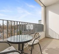 Ein Balkon mit Blick auf den Stadtteil Bratislava II von der Prístavná-Straße, Teil einer Einzimmerwohnung.