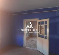 Blaues Zimmer in einem Einfamilienhaus mit Verbindungstüren und Holzboden.
