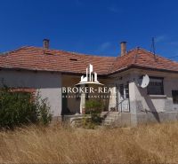 Ein Einfamilienhaus in Csobád mit rotem Dach und Satellitenschüssel.