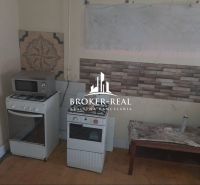 Küche in einem Einfamilienhaus mit Gasherd, Mikrowelle und dekorativen Fliesen an der Wand.