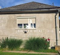 Einfamilienhaus in Gönc mit einfacher Fassade, Umzäunung und gepflegtem Grün.