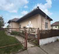 Ein Einfamilienhaus in Bódvaszilas, umgeben von einem Garten, mit weißem Putz und einem Zaun.