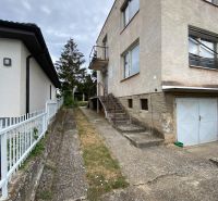 Einfamilienhaus in der Zvončín-Straße in der Stadt Zvončín mit Betonweg und Garage.
