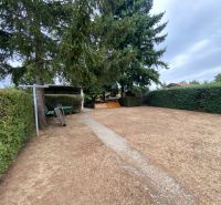 Der Garten beim Einfamilienhaus in der Zvončín-Straße in Zvončín, gesäumt von einer Hecke und Bäumen.