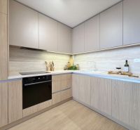 Küche in einer 3-Zimmer-Wohnung mit Holzboden und eingebauten Geräten.