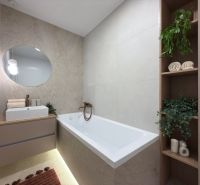 Badezimmer mit Badewanne, Waschbecken und dekorativen Elementen in einer 3-Zimmer-Wohnung.