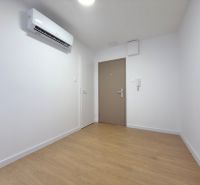 Innenraum einer 3-Zimmer-Wohnung mit Holzboden und Klimaanlage.