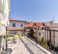Balkon mit Blick auf Dächer und Bäume, Masarykova Straße, Košice - Stadtteil Altstadt, Büros.