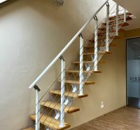 Treppe mit Holzstufen und Geländer, Boden mit Holzdekor im Büro.