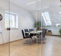 Glaswände, Boden mit Holzdekor und Treppen im Büro.