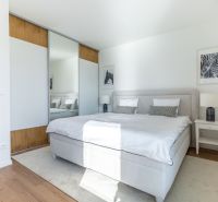 Helles Schlafzimmer im Einfamilienhaus mit großem Bett und Kleiderschrank.