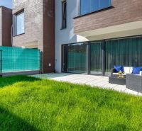 Einfamilienhaus in der Straße Na Košarisku in Košice - Lorinčík mit Rasen und Terrasse.