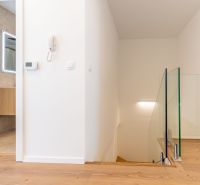 Einfamilienhaus mit Flur, Treppe, Holzboden und Badezimmer.