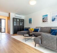 Wohnzimmer in einem Einfamilienhaus mit Holzboden, Sofa und Dekorationsgegenständen.