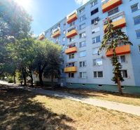 Wohnblock in der Straße Lúky in Vráble mit orangefarbenen Balkonen.