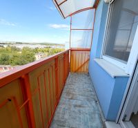 Balkon einer Einzimmerwohnung in Lúky in Vráble mit Blick auf die grüne Umgebung.