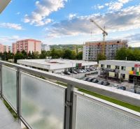 Blick vom Balkon einer 3-Zimmer-Wohnung in der Nobelova-Straße in Bratislava mit Panoramablick auf die Stadt.