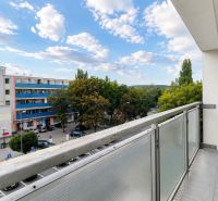 Der Balkon einer 3-Zimmer-Wohnung in der Nobelova-Straße in Bratislava mit Blick auf die Umgebung.