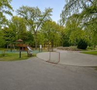 Spielplatz und Spielplatz in der Nobelova-Straße in Bratislava, umgeben von Bäumen.