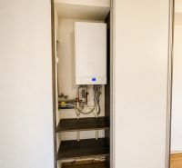 Einbauschrank mit Kessel in einer 3-Zimmer-Wohnung, Boden mit Holzdekor.