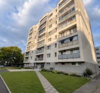 Wohnhaus in der Nobelova-Straße in Bratislava mit gepflegtem Rasen vor dem Gebäude.