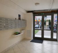Eingangsbereich einer 3-Zimmer-Wohnung mit Briefkästen und Glastüren.