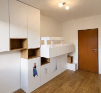 Kinderzimmer mit Etagenbett, Stauraum und Boden mit Holzdekor.
