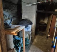 Kellerraum in einer 2-Zimmer-Wohnung mit Lagerregalen und Rohrleitungen.
