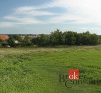 Panorama von weitläufigen Wohnbaugrundstücken in Nitra, umgeben von Natur und Bebauung.