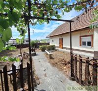 Der Hof beim Einfamilienhaus in Kamenica nad Hronom mit einer Pergola und einer Bank.