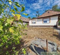 Ein Einfamilienhaus in Kamenica nad Hronom mit einem Lehmbodenhof und Grünflächen.