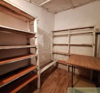 Regal und Tisch im Interieur eines Einfamilienhauses, Boden mit Holzdekor.