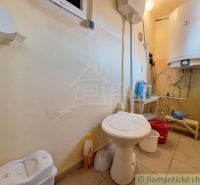 Badezimmer mit Toilette und Boiler im Einfamilienhaus.