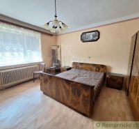 Schlafzimmer in einem Einfamilienhaus mit Holzboden und stilvollen Möbeln.
