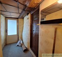 Ein Flur in einem Landhaus mit einer Holzdecke und dekorativer Tapete an den Wänden.