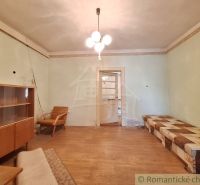 Wohnzimmer in einem Einfamilienhaus mit Holzelementen und Retro-Möbeln.