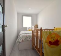 Kinderzimmer in einer 3-Zimmer-Wohnung mit weißen Wänden und einem Kinderbett.