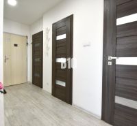 Flur mit Türen und Holzboden in einer 3-Zimmer-Wohnung.
