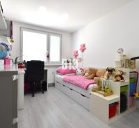 Kinderzimmer in einer 3-Zimmer-Wohnung mit Spielzeug und Schreibtisch, Boden mit Holzdekor.