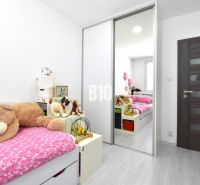 Kinderzimmer in einer 3-Zimmer-Wohnung mit Bett, Plüschtieren und Boden in Holzoptik.