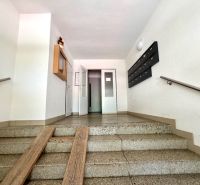 Eingangshalle in einem Wohnhaus mit Briefkästen und Aufzug.