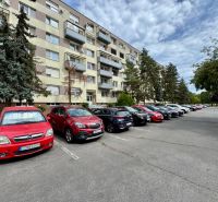 Parkplatz bei einem Wohnhaus in Topoľčany für die Bewohner von Einzimmerwohnungen.